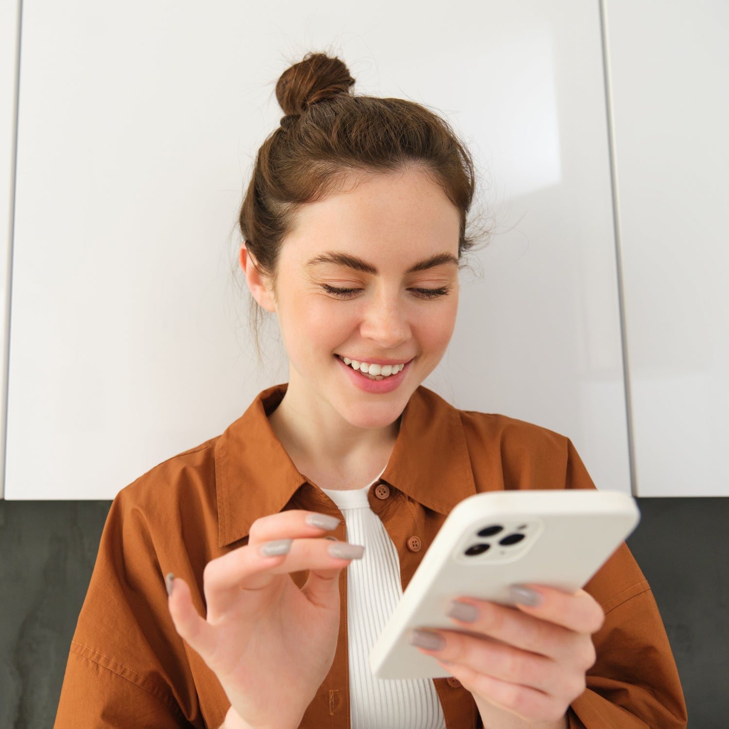 Stromverbrauch wird auf dem Handy gecheckt